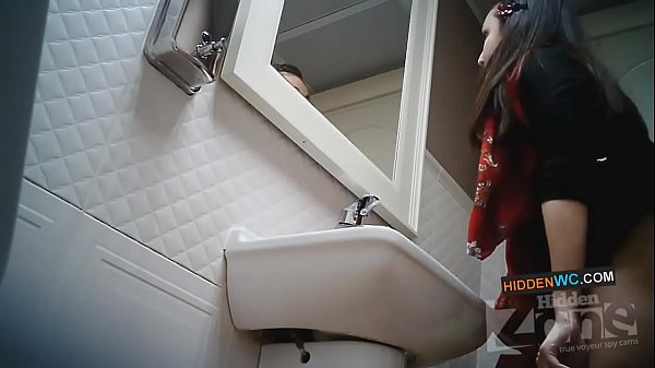 Snimak skrivene kamere u ženskom toaletu (1)