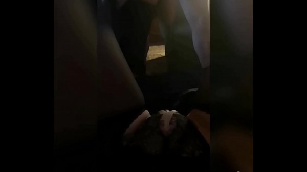 Hot MJM. Muž jebe djevojku pred svojom ženom. Ženina maca se pokvasi, njene prljave fantazije prosto zapljuskuju um