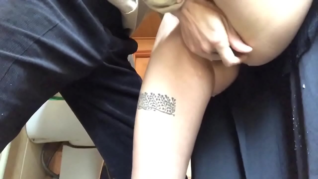 Špric u školskom kupatilu, pravi pjenasti orgazam - moj učitelj je dao sve od sebe