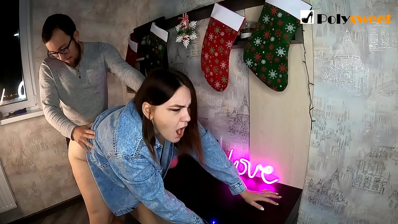 Momak je uživao u jebanju zgodne djevojke sa repom u dupetu svojim ustima i kurcem