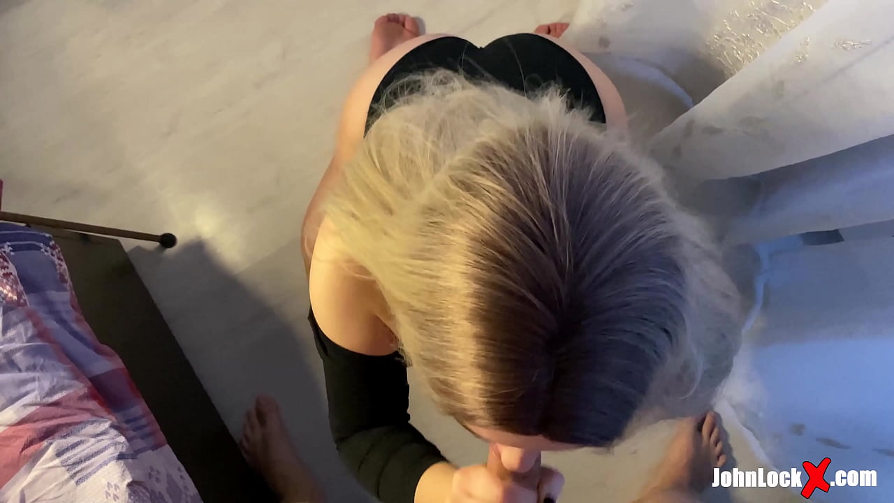 Crvenokosa siše kurac i zajebava se, dobiva spermu na njenom dupetu